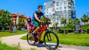 Antalya'da çocuklar park ve bahçeleri doldurdu