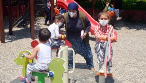 Antalya'da çocuklar park ve bahçeleri doldurdu