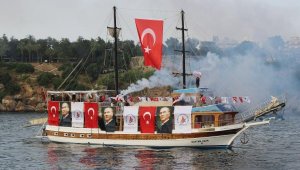Antalya'da denizde 100'er metrelik Türk bayrağı açıldı lar