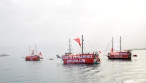 Antalya'da denizde 100'er metrelik Türk bayrağı açıldı