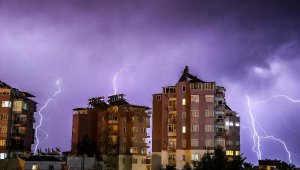 Antalya'da geceyi şimşekler aydınlattı