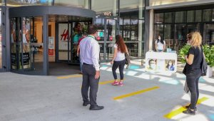 Antalya'da, tedbirle açılan AVM'lerde yoğunluk olmadı