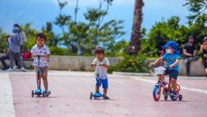 Antalya'nın park ve bahçelerinde çocuk sesleri