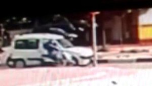 Aracın 50 metre sürüklediği motosikletin sürücüsü öldü; kaza anı kamerada