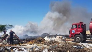 Arazide eşyalar yandı, gökyüzünü duman kapladı