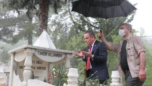 Başkan Böcek'in tepki çeken mezarlık ziyareti