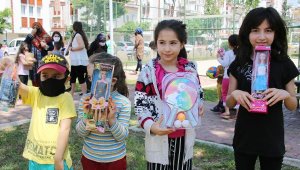 Başkan Böcek'ten çocuklara oyuncak sürprizi