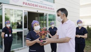 Başkan Böcek'ten hemşirelere çiçekli kutlama