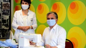Başkan Uysal, dikiş makinesinde maske dikti