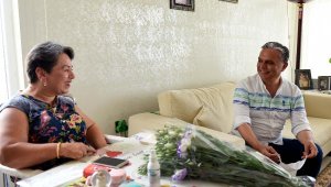 Başkan Uysal, kitabını kendisi götürdü