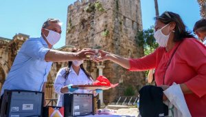 Başkandan, bayramda sokağa çıkan yaşlılara kahve ikramı