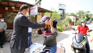 Başkandan motosiklet sürücülerine kask