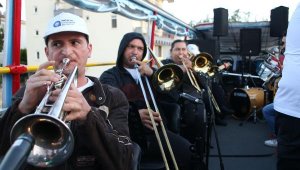 Bayram Büyükşehir'in mobil konserleriyle şenlendi