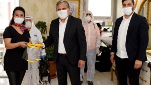 Berber ve kuaförlere yüz koruyucu maske