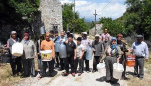 Bir damla içme suyuna hasret yaşıyorlar