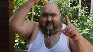 Bunaltıcı sıcağa karşı hortumla serinledi