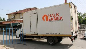 Büyükşehir karantinadaki mahallelere ekmek dağıttı
