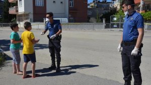 Çocuklar polisle bayramlaştı