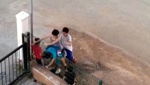 Çocuklar sokak izninde uzun eşek oynadı