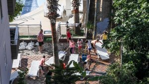 Çocukların yıkadığı şezlonglar, sosyal mesafe kuralına uygun yerleştirildi