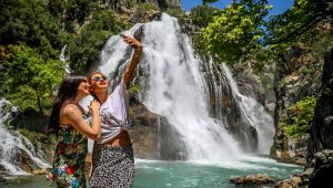 Dağın içinden çıkan 'gizemli güzellik'; Uçansu Şelalesi