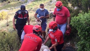 Dağlık alanda mahsur kalan kadın ve oğlu kurtarıldı