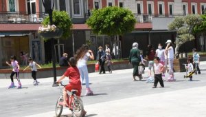 Demre'de minikler sokağa çıktı