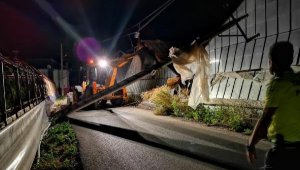 Demre'de şiddetli rüzgar seraları yerle bir etti lar