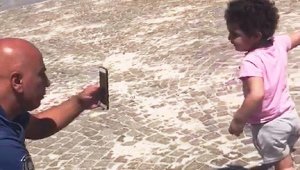 Denize gidebilmek için polise pamuk şeker teklif etti