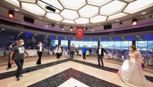 Düğünlerde sosyal mesafe çubuğuyla halay önerisi