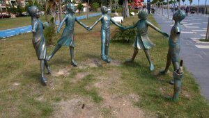 El ele tutuşan çocuk heykellerini kırdılar