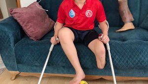 En genç ampute futbolcu salgın nedeniyle antrenmanlarını evde yapıyor