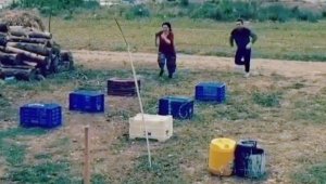 Evde sıkılınca, sebze kasaları ve saksılarla oyun platformu kurdular