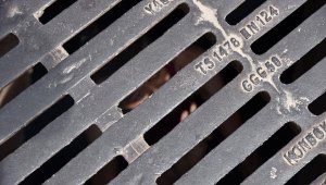 Film gibi; uyuşturucu için karantina bölgesine kanalizasyondan girmek isterken mahsur kaldı