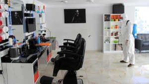 Finike'de berber ve kuaförler dezenfekte edildi