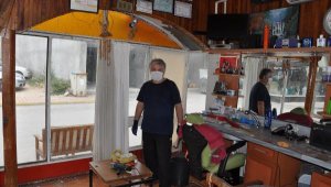 Finike'de berber ve kuaförlerde hazırlık