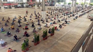 Finike'de halk pazarında cuma namazı