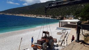 Gökliman Plajı, vinçle indirilen iş makineleri ile yeni sezona hazırlanıyor