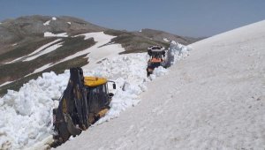 Göktepe Yaylası'nın karlı yolu açılıyor
