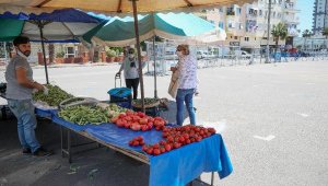 Günü değişen pazarda tek başına tezgah açtı