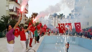 Havuz başında meşaleli 19 Mayıs coşkusu