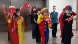 Hemşireler, hasta çocuklarını eğlendirmek için palyaço oldu