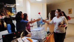 Hemşirelere karanfilli kutlama