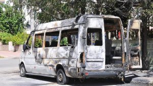 Hırsızlığa karşı aküsünü söktüğü minibüsü kundaklandı