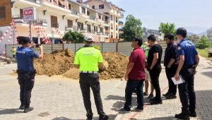 İmar sorununun çözülmediği gerekçesiyle mahalle yolunu bariyerle kapattı