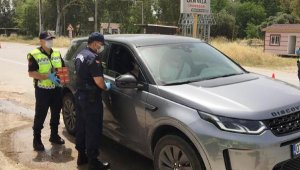 Jandarma kandil simidi ve maske dağıtıp, vatandaşların bayramını kutladı