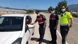 Jandarmadan annelere ziyaret, kadın sürücülere gül