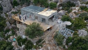 Kaçak villa, sahibi tarafından sökülüyor