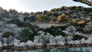 Kaçak villanın malzemelerini taşımak için iskeleye ray döşemişler