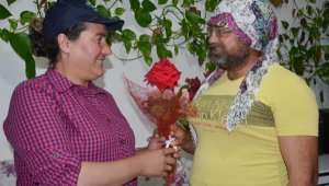 Kadın kıyafeti giyerek bir günlüğüne eşinin annesi oldu